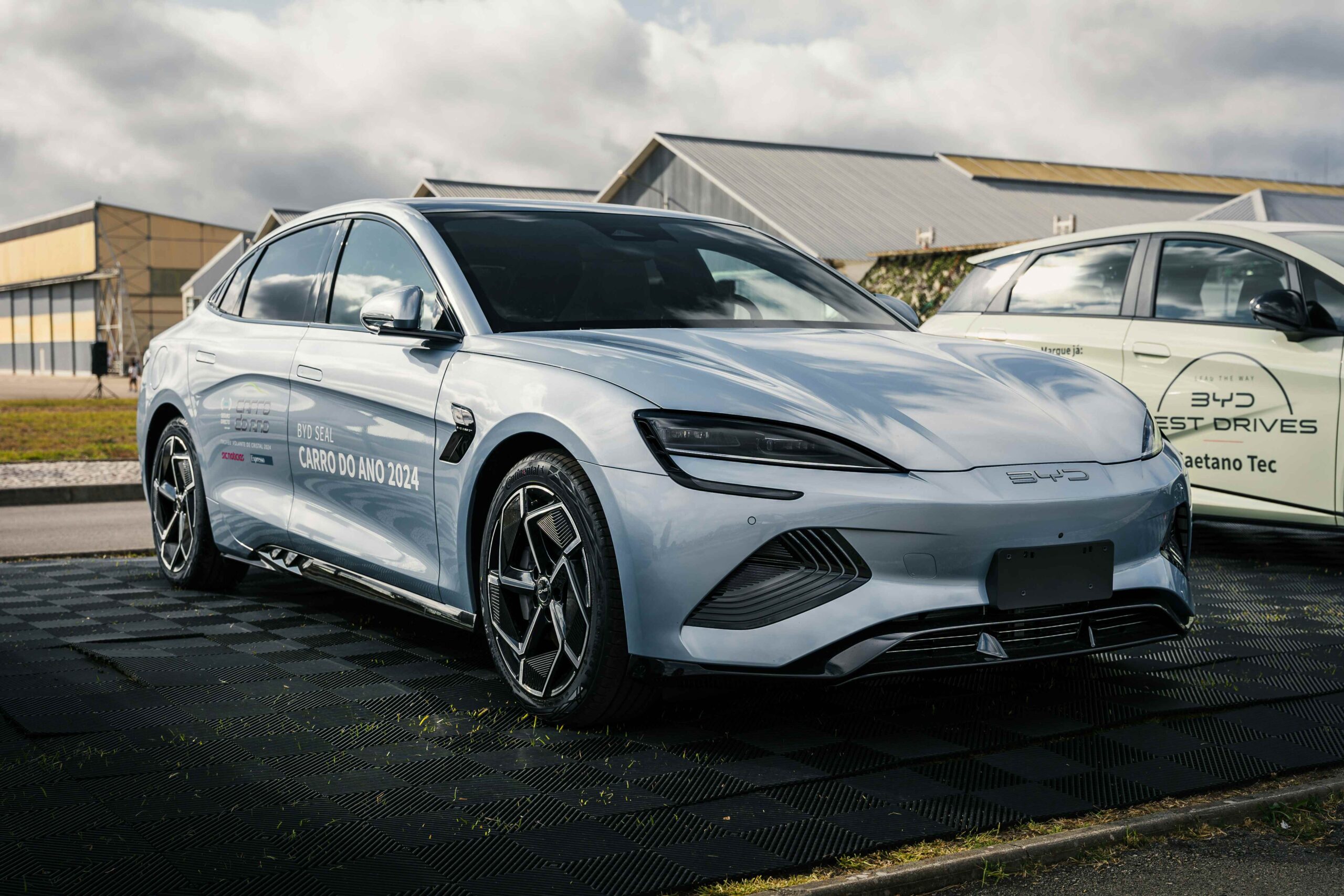 byd stock vs tesla which one a better ev pick for 2026