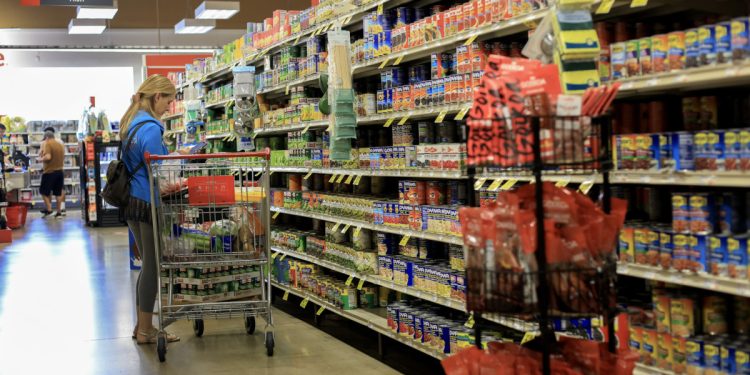 96-year-old grocery chain acquires 18 stores from rival 