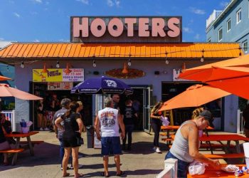 After bankruptcy, Hooters closes more restaurants